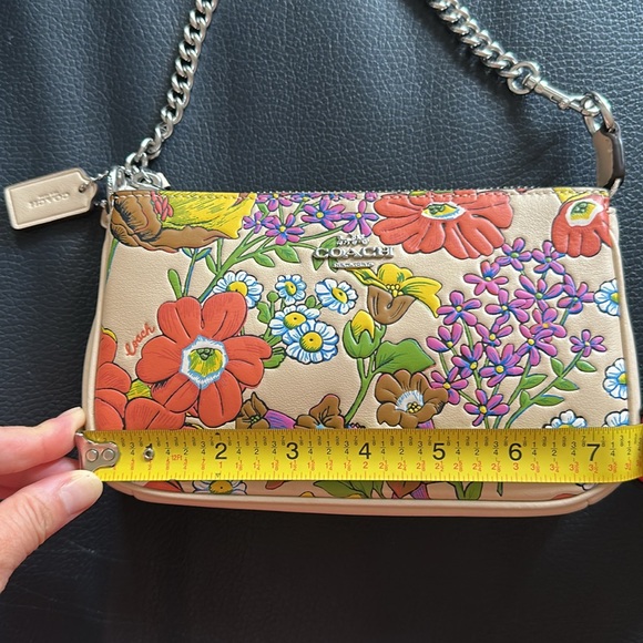 💯 % Authentic Coach Floral Leather Pouch - Picture 15 of 17
